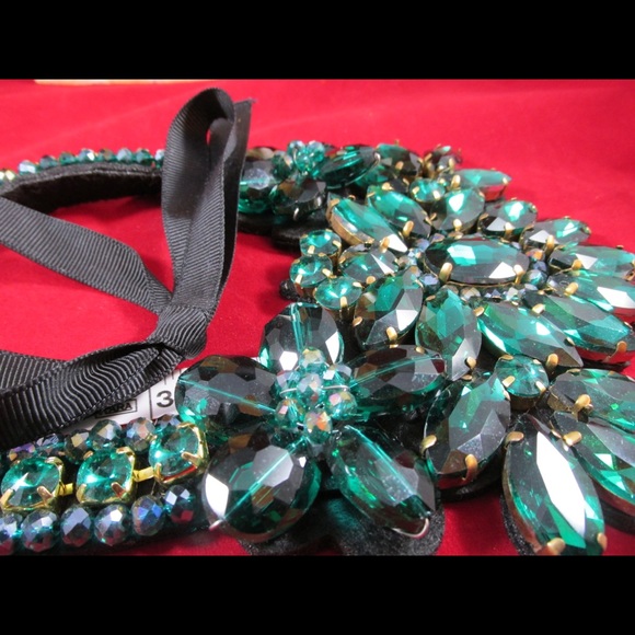 GLAMOROUS Chunky Green Rhinestone Ribbon Necklace - Picture 3 of 6